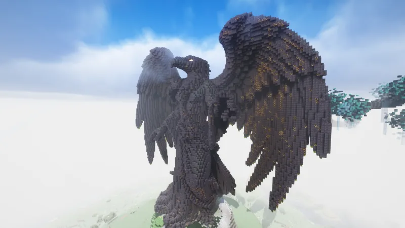 Статуя бога воронов с расправленными крыльями в Minecraft на фоне облаков