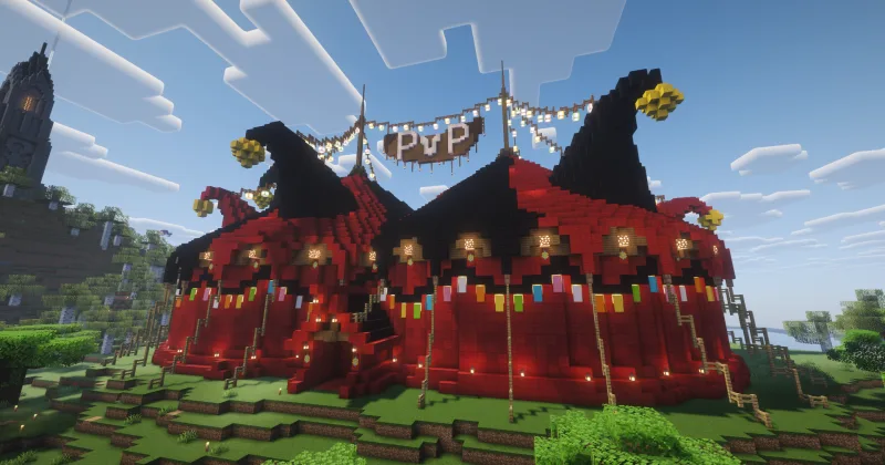 Цирковая ПвП-арена в Minecraft с красными шатрами и вывеской PvP