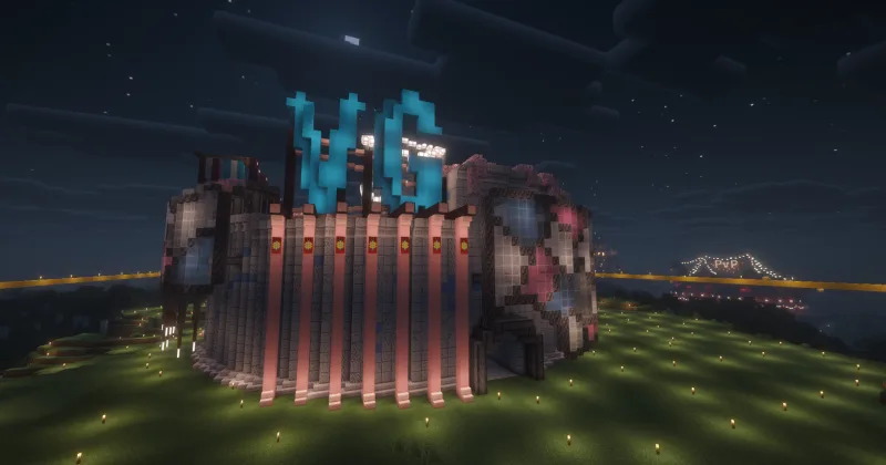 Музей истории в Minecraft с неоновой вывеской и колоннами ночью