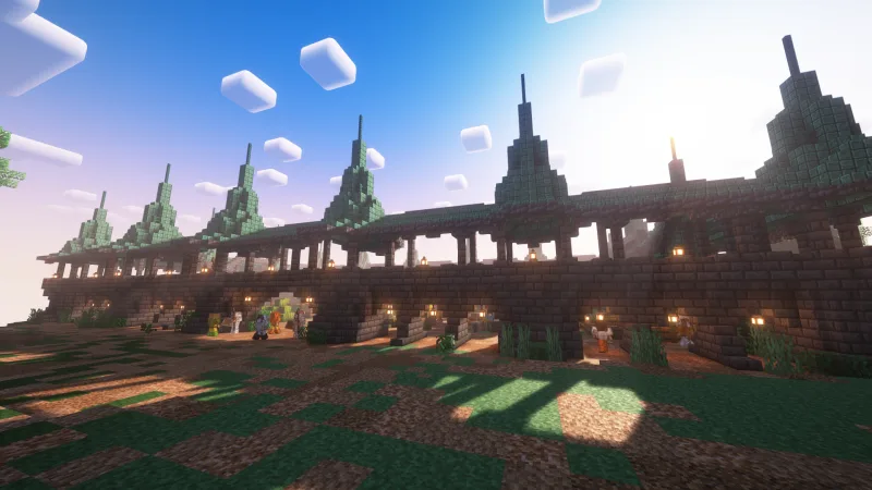 Рыночная площадь в Minecraft с торговыми палатками, загоном для свиней и стеной со шпилями