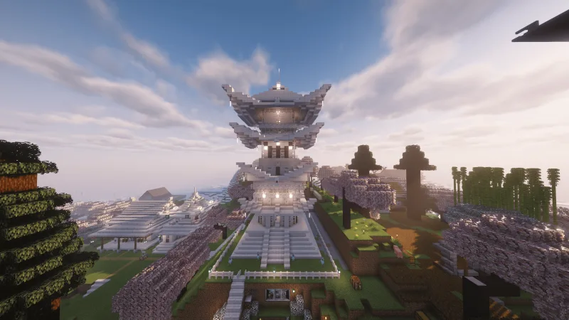 Японская пагода в Minecraft из белого дерева с изогнутой крышей и садом сакуры