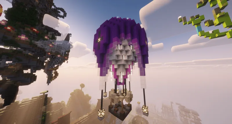 Фиолетово-розовый воздушный шар из блоков в небе Minecraft с корзиной и фонарями