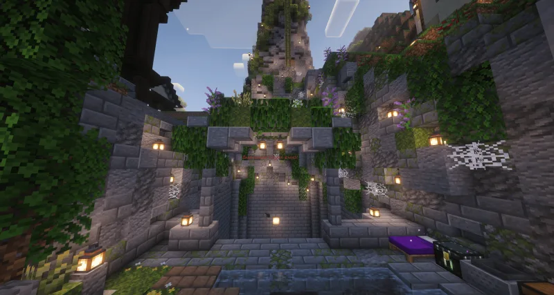 Дроппер в Minecraft из каменного кирпича с фонарями, плющом и цветами