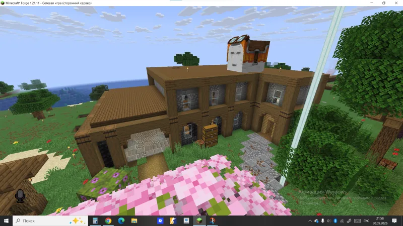 Деревянный двухэтажный дом в Minecraft с гастом на крыше и цветущей вишней