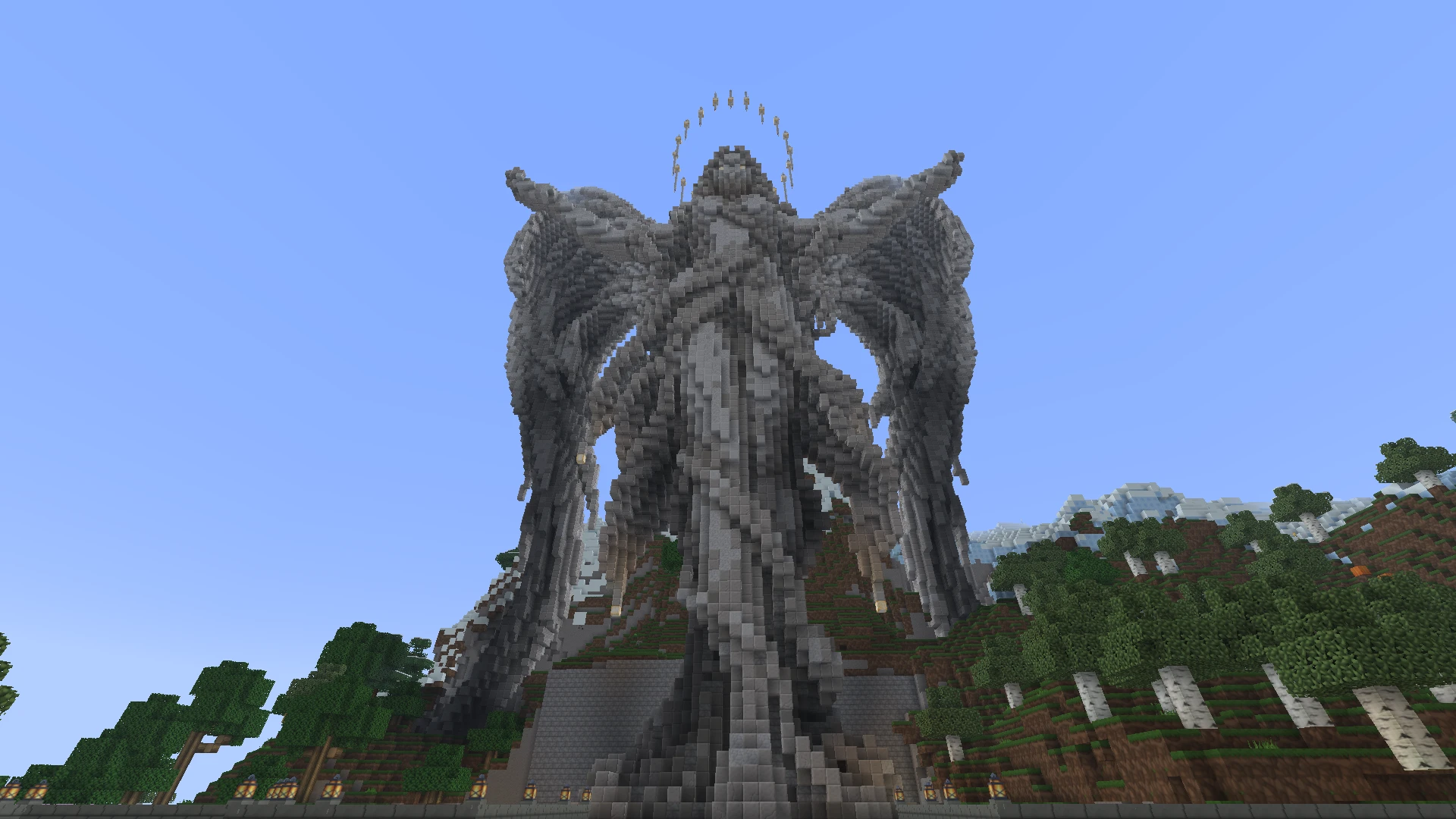 Гигантская каменная статуя ангела с крыльями в Minecraft на холме