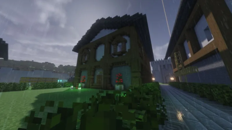 Двухэтажный деревянный дом в Minecraft с большими окнами и тёмной крышей под дождём