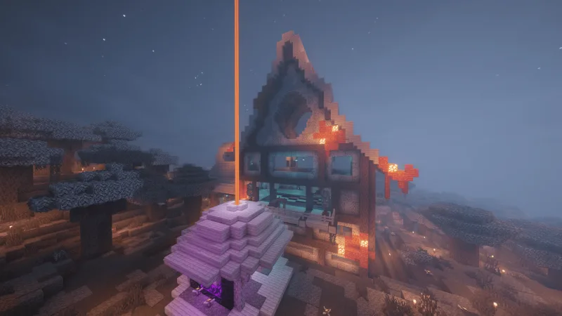 Пекарня с треугольной крышей и оранжевыми фонарями в бледном лесу Minecraft ночью