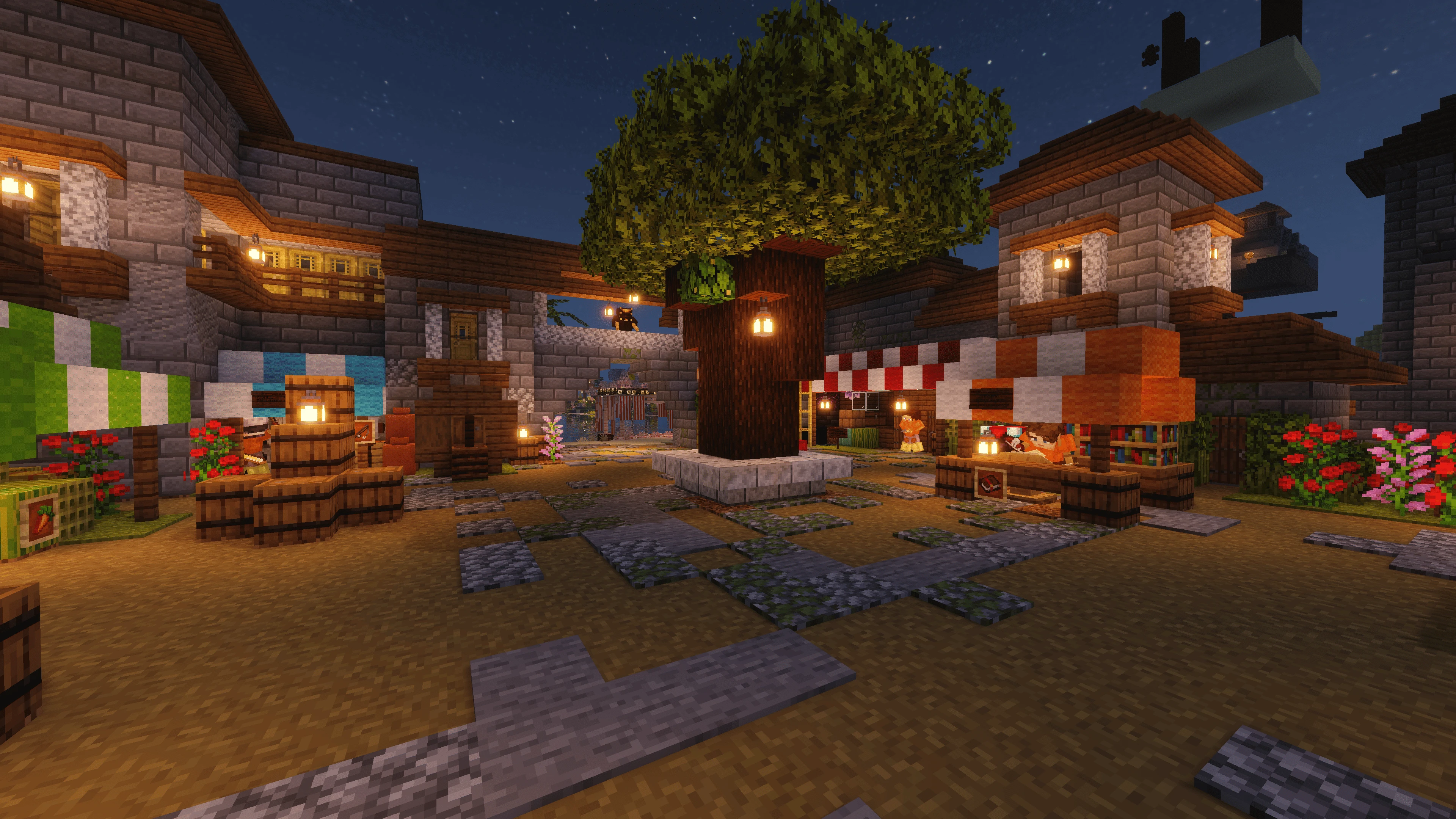 Средневековый район Minecraft с деревом на площади, домами и рынком ночью