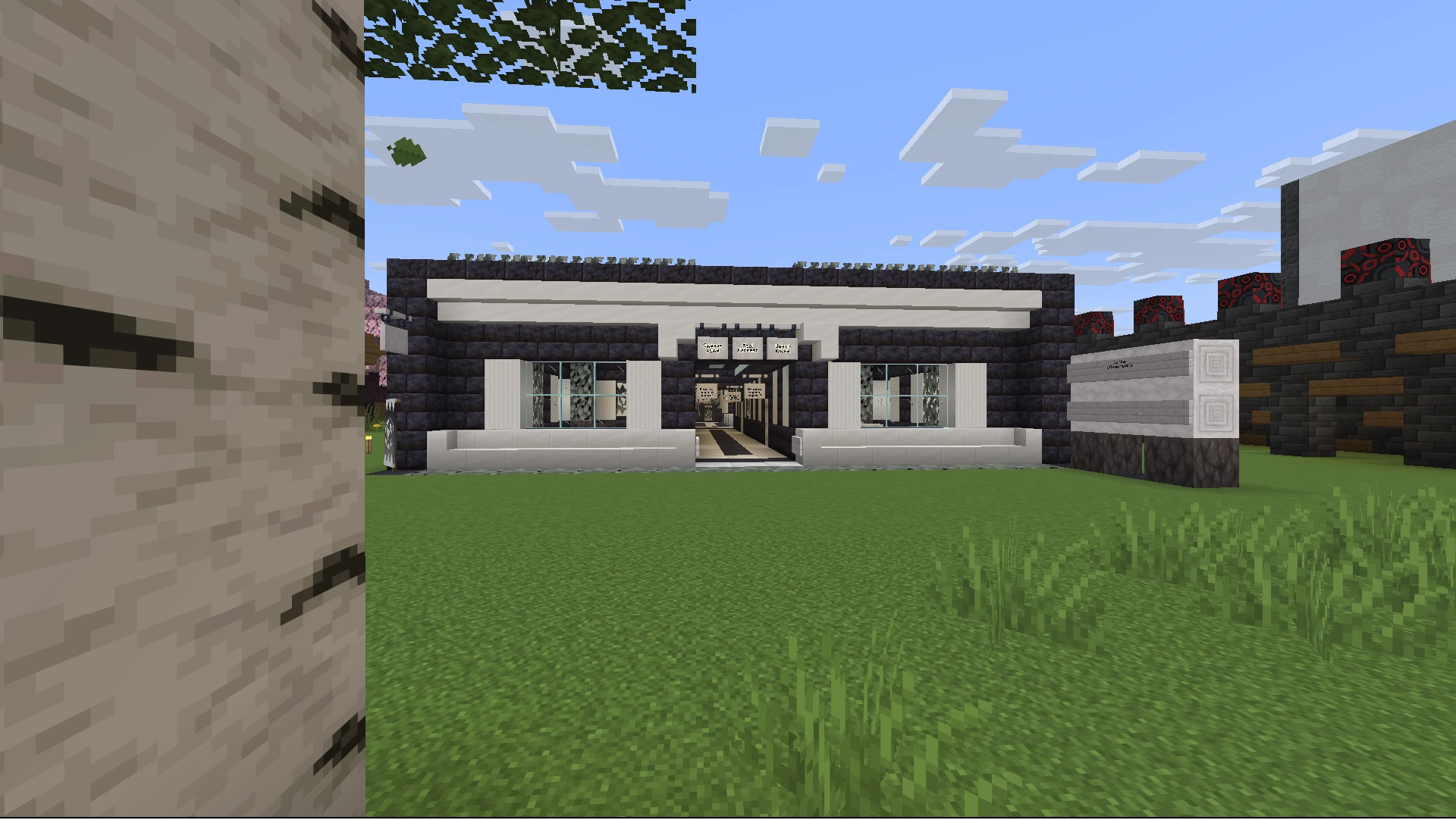 Современное здание зала суда в Minecraft из тёмного камня с большими окнами