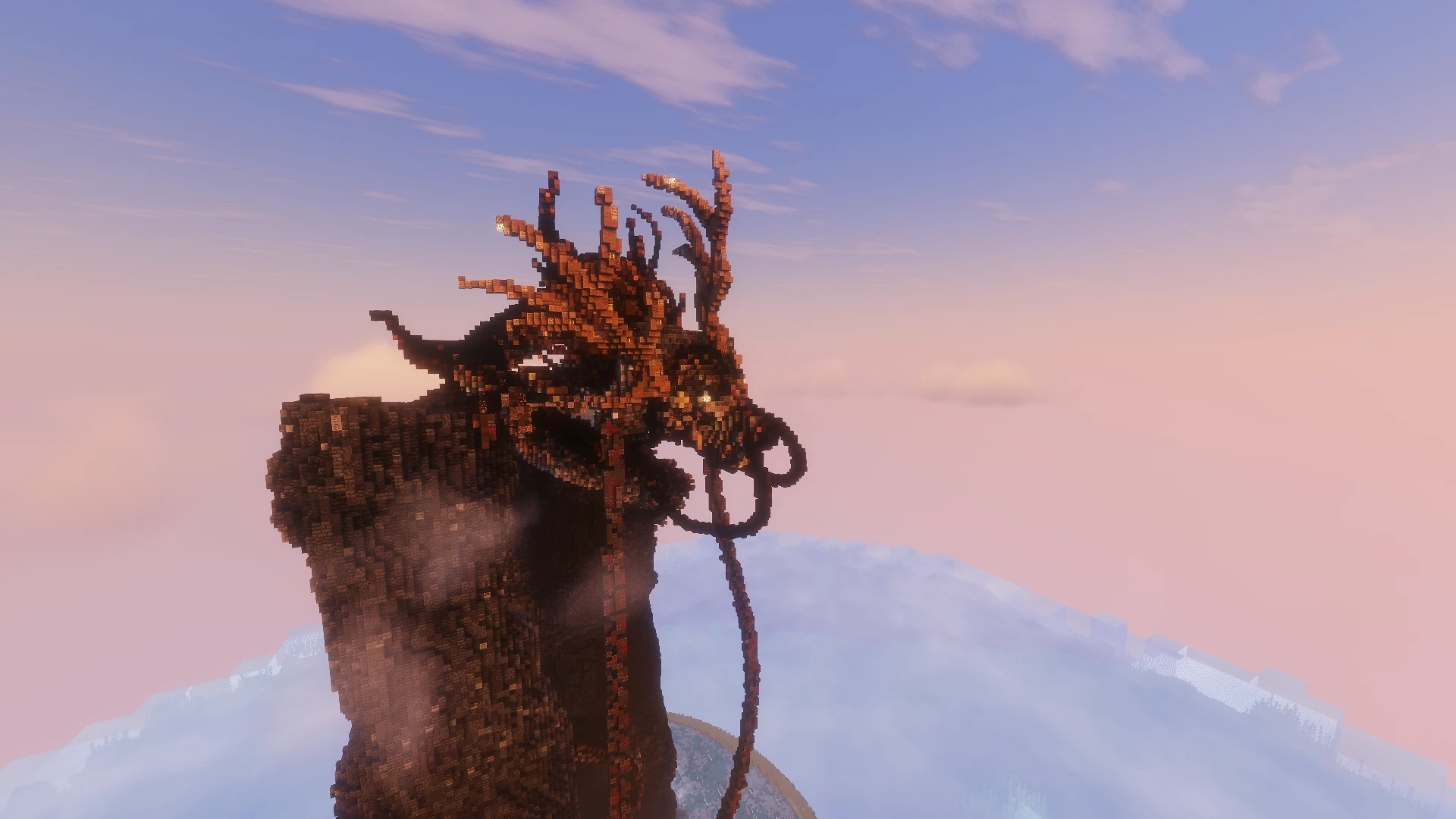 Статуя древнего дракона на вершине скалы в Minecraft на фоне неба
