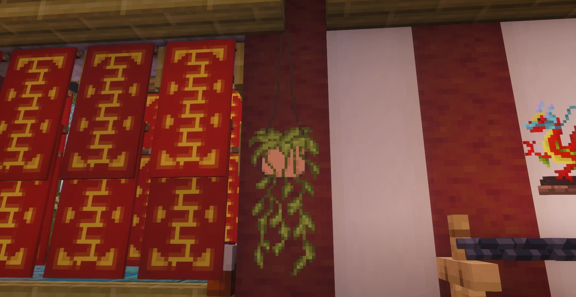 Интерьер с красными баннерами, подвесным растением и картинами в Minecraft