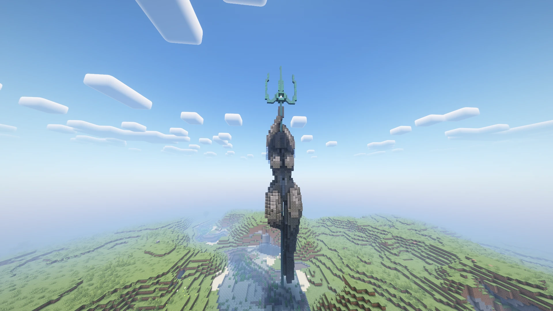 Статуя с трезубцем над зелёной равниной в Minecraft