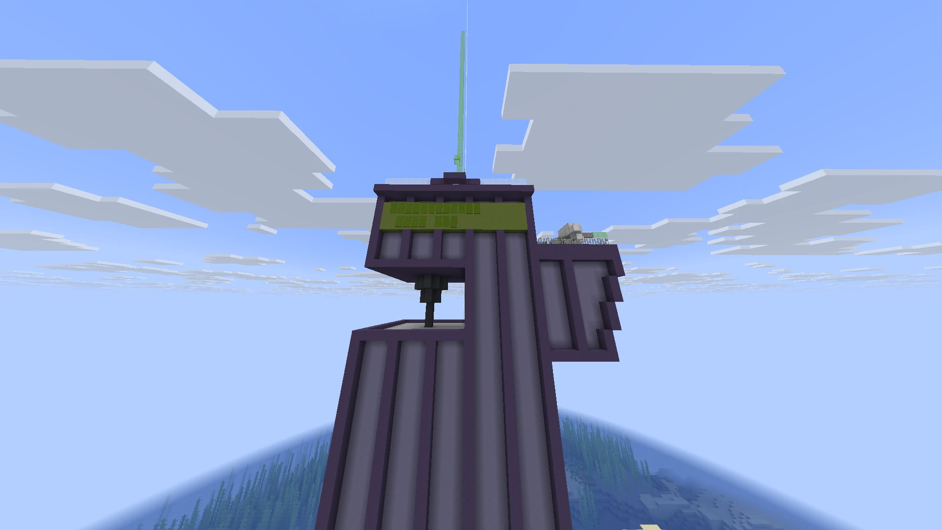Высокая фиолетовая башня с зелёными панелями и лучом маяка в Minecraft