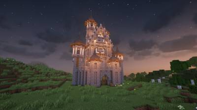 Каменный замок с башнями и шпилями в Minecraft на холме ночью